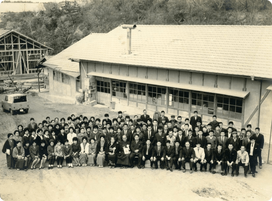 1972年創業者銅像を社員さんより寄贈を受けた時の集合写真（成田製陶所本社工場にて）